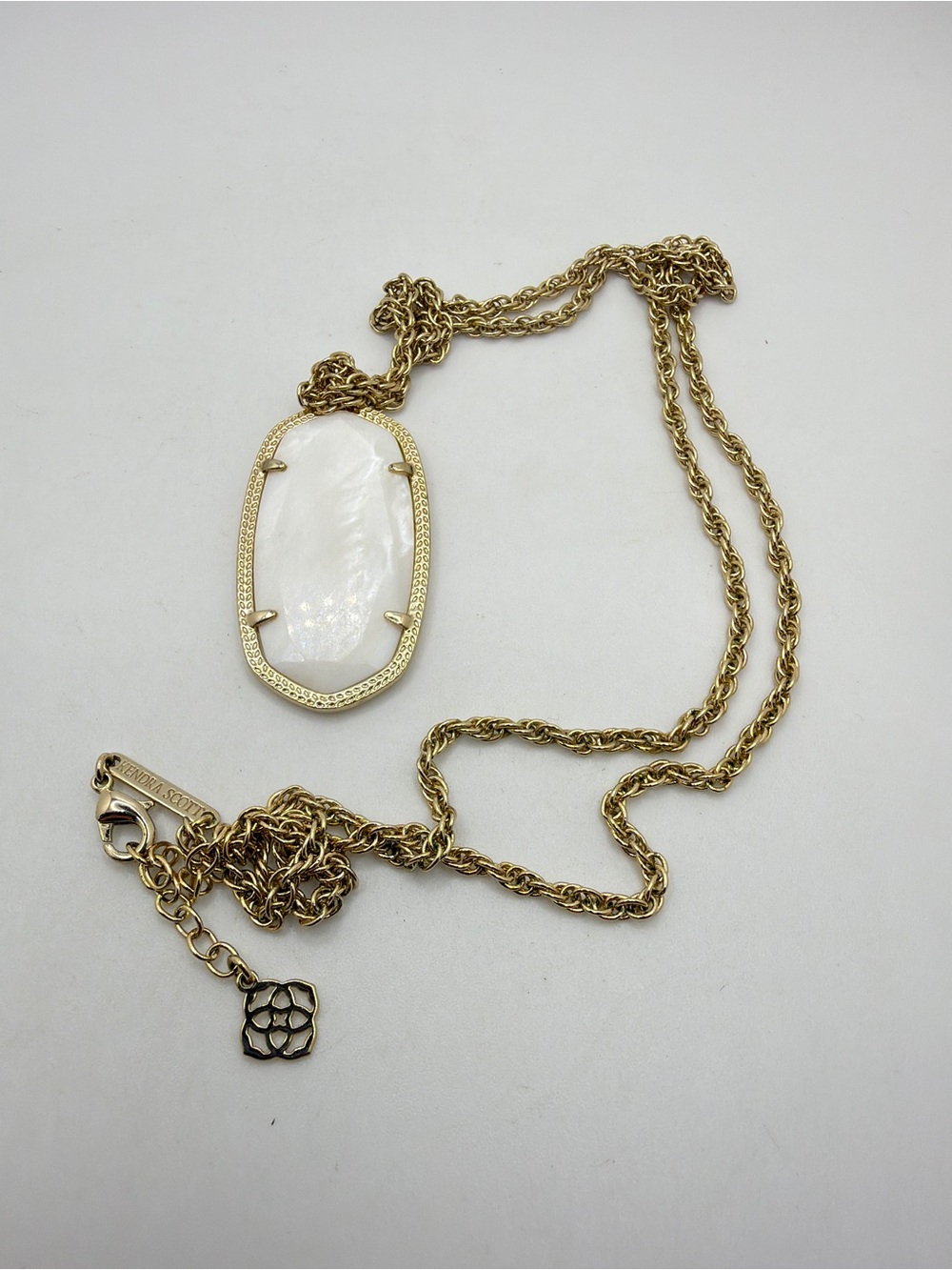 30" Kendra Scott "Rae" w/ Mother of Pearl pendant in gold tone!